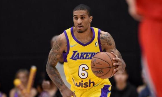 球迷欣喜若 球迷欣喜若