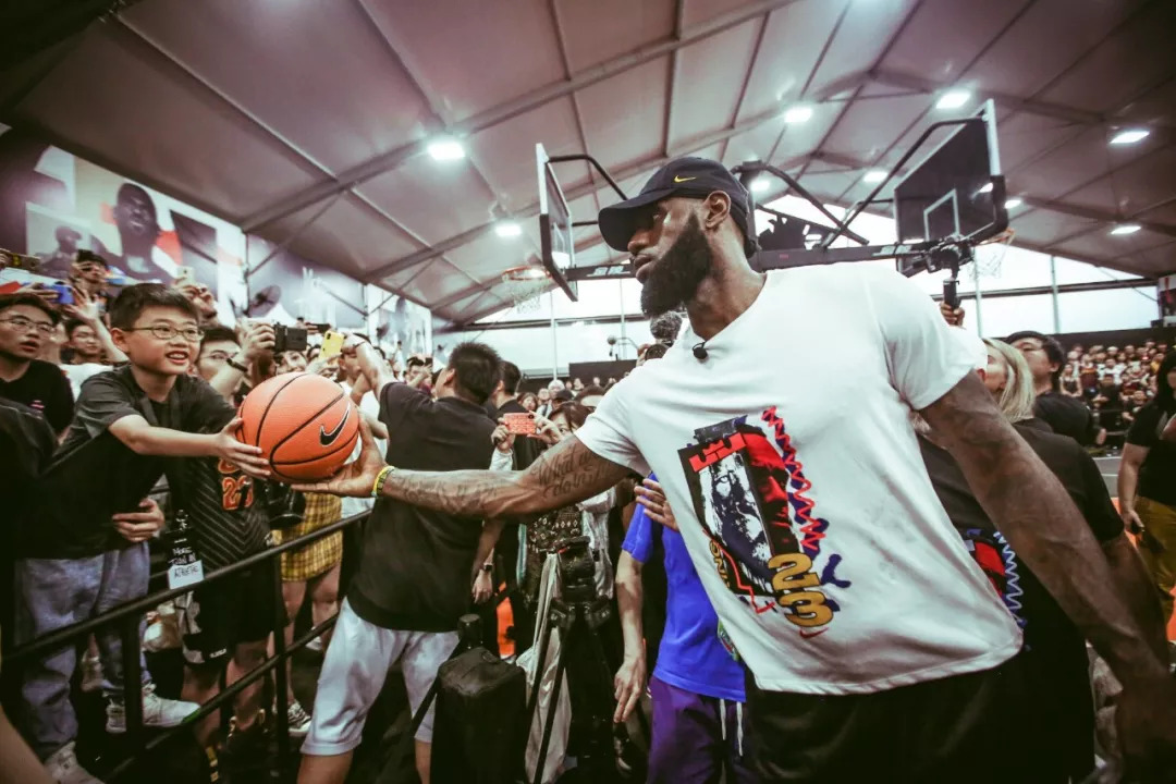 手左路持球 手左路持球